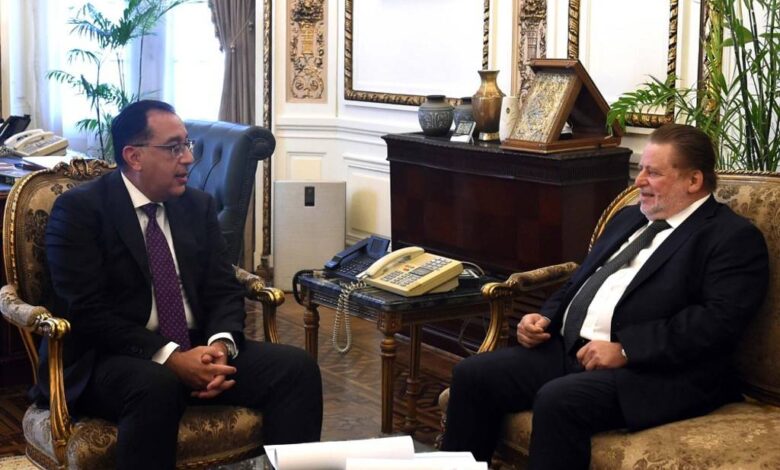 مصطفى مدبولي رئيس مجلس الوزراء المصري في لقاء مع حسن عبدالله محافظ البنك المركزي