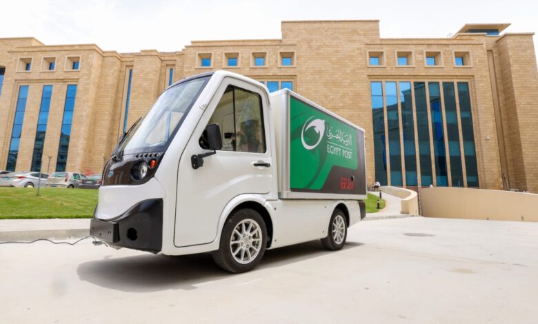 البريد المصري يطلق مشروع تحويل سيارات البريد القديمة إلى سيارات كهربائية