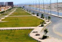 أعلن المهندس شريف الشربيني، وزير الإسكان والمرافق والمجتمعات العمرانية، بدء تسليم قطع أراضي الإسكان المميز "مسكن 5" للفائزين بمدينة قنا الجديدة، اعتبارًا من الأحد 18/5/2025، على