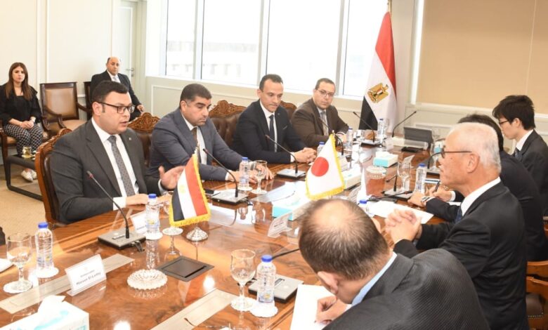 وزير الإسكان يبحث مع السفير الياباني تعزيز التعاون في مشروعات المياه والبنية التحتية