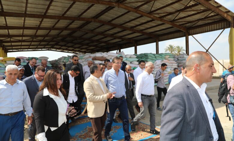 وزير الزراعة ومحافظ الشرقية ورئيس البنك الزراعي يتابعون أعمال تسليم القمح في شون البنك بالشرقية
