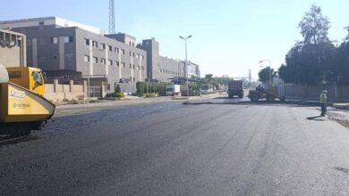 لربط المدن الجديدة بالأقاليم.. «الإسكان» تستأنف رصف طريق الفيوم الجديدة وتطور المحاور الصناعية بالعبور